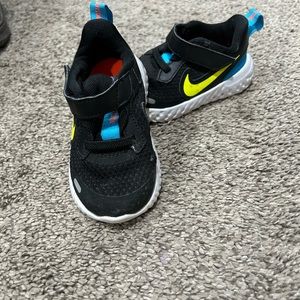 Kids tennis shoes size 5